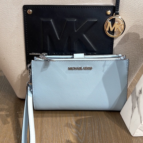 MICHAEL KORS LARGE DOUBLE ZIP WRISTLET WALLET PHONE CASE CLUTCH
Vista Blue - Picture 2 of 16
